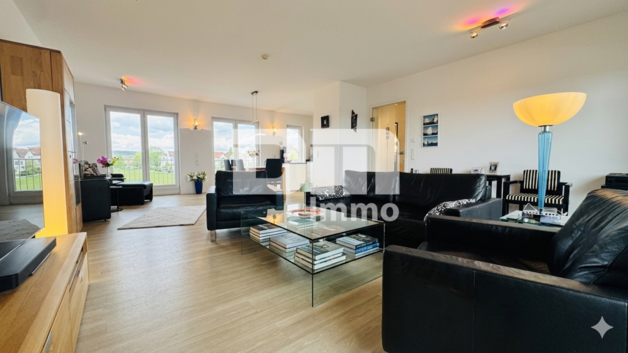 Exklusives Penthouse-Juwel mit 360 Grad Panorama-Dachterrasse in Baunatal-Großenritte - Wohn / Esszimmer / 4x Zugang Dachterrasse